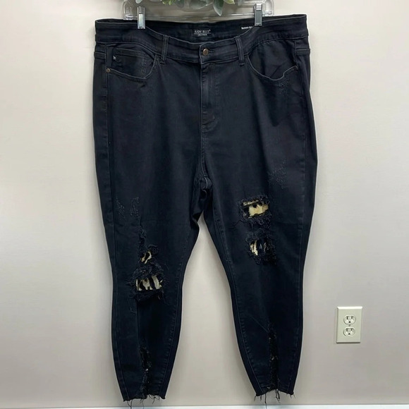 NWOT Judy Blue Leopard Patch Mid Rise Skinny Black Denim Jeans 22W - Picture 1 of 16